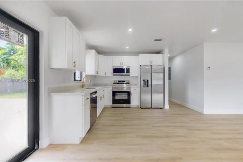 Casa en venta en Miami, Florida, 3 dormitorios, 143.72 m2 № 1872153 - foto 3