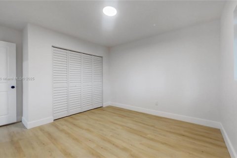 Casa en venta en Miami, Florida, 3 dormitorios, 143.72 m2 № 1872153 - foto 17