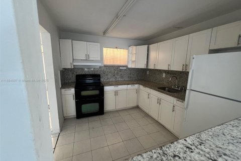 Apartamento en alquiler en Hialeah, Florida, 2 dormitorios, 78.97 m2 № 1979033 - foto 2