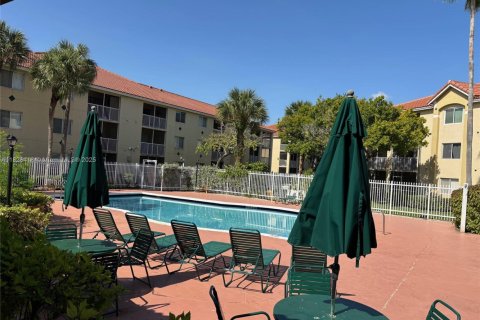 Copropriété à vendre à Hollywood, Floride: 2 chambres, 76.18 m2 № 1957700 - photo 16