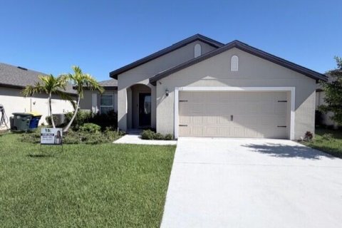 House in St. Lucie, Florida 3 bedrooms, 157.56 sq.m. № 2175727 - photo 2