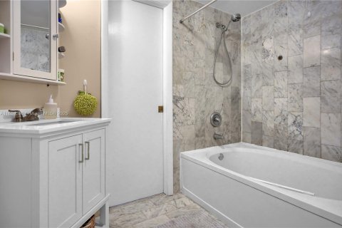 Touwnhouse à vendre à Miami, Floride: 2 chambres, 107.02 m2 № 1859047 - photo 12