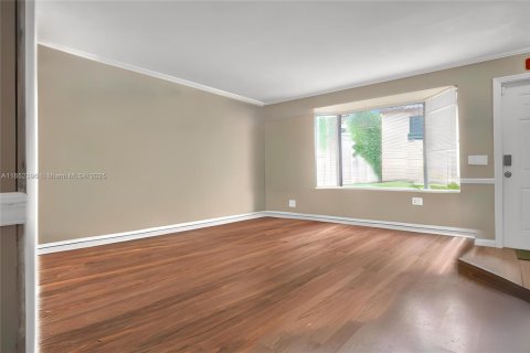 Touwnhouse à vendre à Miami, Floride: 2 chambres, 107.02 m2 № 1859047 - photo 8