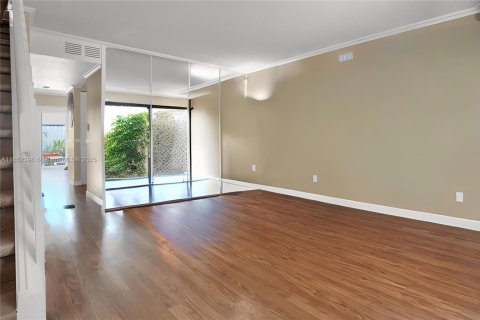 Touwnhouse à vendre à Miami, Floride: 2 chambres, 107.02 m2 № 1859047 - photo 3