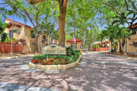 Touwnhouse à vendre à Miami, Floride: 2 chambres, 107.02 m2 № 1859047 - photo 22