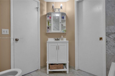 Touwnhouse à vendre à Miami, Floride: 2 chambres, 107.02 m2 № 1859047 - photo 13