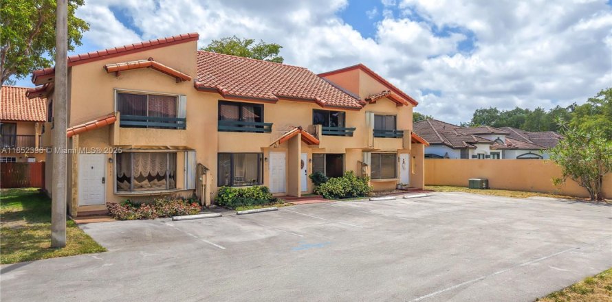 Townhouse in Miami, Florida 2 bedrooms, 107.02 sq.m. № 1859047