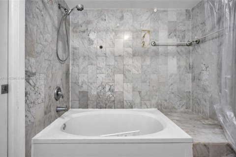 Touwnhouse à vendre à Miami, Floride: 2 chambres, 107.02 m2 № 1859047 - photo 14