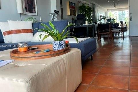 Copropriété à louer à North Miami Beach, Floride: 1 chambre, 66.15 m2 № 2402665 - photo 4