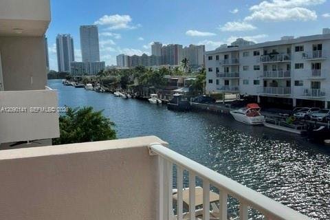 Copropriété à louer à North Miami Beach, Floride: 1 chambre, 66.15 m2 № 2402665 - photo 7