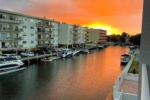Copropriété à louer à North Miami Beach, Floride: 1 chambre, 66.15 m2 № 2402665 - photo 6
