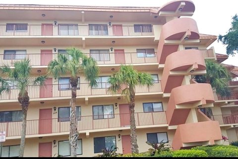 Condo in Plantation, Florida, 2 bedrooms № 2081559 - photo 3