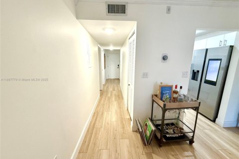 Condo in Plantation, Florida, 2 bedrooms № 2081559 - photo 4