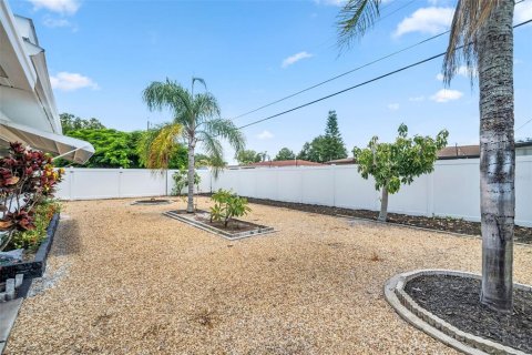 Villa ou maison à vendre à Clearwater, Floride: 2 chambres, 107.21 m2 № 2228006 - photo 13