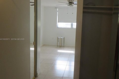 Condo in North Miami Beach, Florida, 1 bedroom  № 2039925 - photo 7