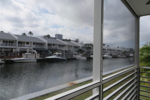 Condo in North Miami Beach, Florida, 1 bedroom  № 2039925 - photo 2