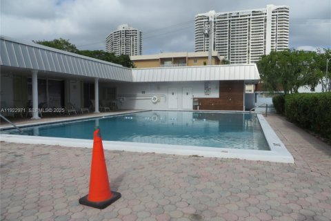 Condo in North Miami Beach, Florida, 1 bedroom  № 2039925 - photo 8