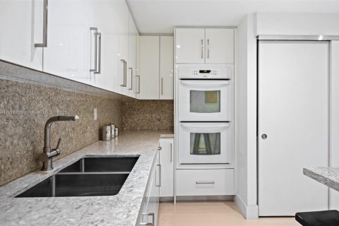 Copropriété à louer à Bal Harbour, Floride: 2 chambres, 234.58 m2 № 1863408 - photo 19