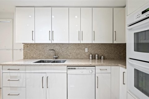 Copropriété à louer à Bal Harbour, Floride: 2 chambres, 234.58 m2 № 1863408 - photo 21