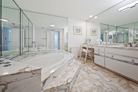 Copropriété à louer à Bal Harbour, Floride: 2 chambres, 234.58 m2 № 1863408 - photo 27
