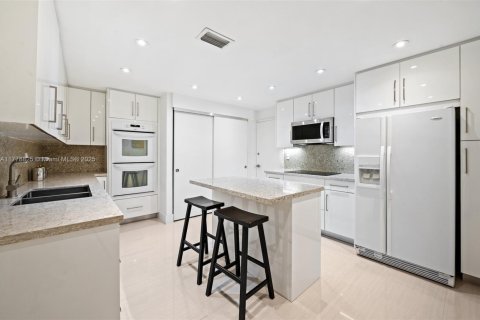 Copropriété à louer à Bal Harbour, Floride: 2 chambres, 234.58 m2 № 1863408 - photo 18
