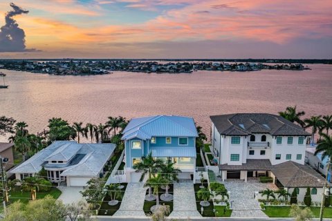 Villa ou maison à Treasure Island, Floride 4 chambres, 472.87 m2 № 2417066