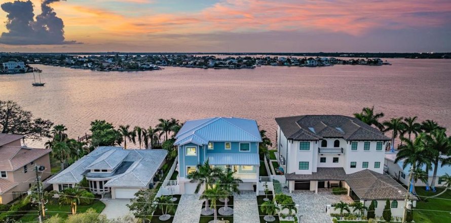 Villa ou maison à Treasure Island, Floride 4 chambres, 472.87 m2 № 2417066