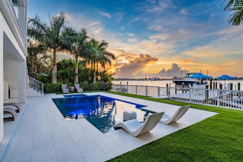 Villa ou maison à vendre à Treasure Island, Floride: 4 chambres, 472.87 m2 № 2417066 - photo 2