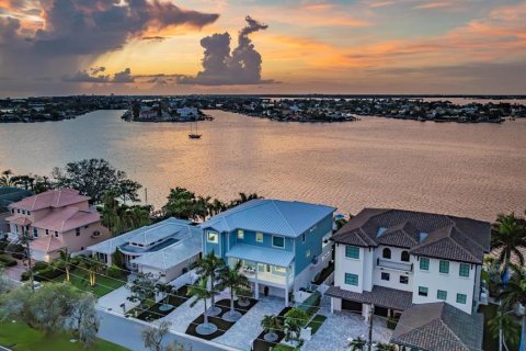 Villa ou maison à vendre à Treasure Island, Floride: 4 chambres, 472.87 m2 № 2417066 - photo 3