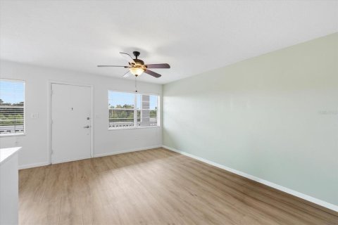 Condo in Saint Petersburg, Florida, 1 bedroom № 2222528 - photo 10