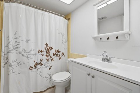 Condo in Saint Petersburg, Florida, 1 bedroom № 2222528 - photo 11