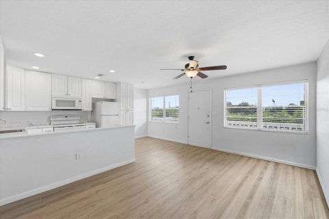 Condo in Saint Petersburg, Florida, 1 bedroom № 2222528 - photo 9