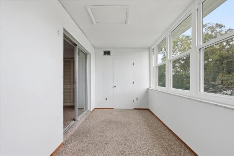 Condo in Saint Petersburg, Florida, 1 bedroom № 2222528 - photo 16