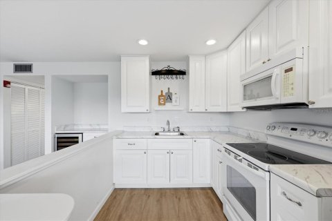 Condo in Saint Petersburg, Florida, 1 bedroom № 2222528 - photo 6
