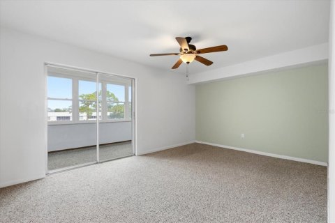 Condo in Saint Petersburg, Florida, 1 bedroom № 2222528 - photo 12