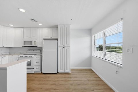 Condo in Saint Petersburg, Florida, 1 bedroom № 2222528 - photo 8