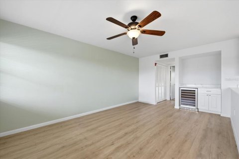 Condo in Saint Petersburg, Florida, 1 bedroom № 2222528 - photo 4