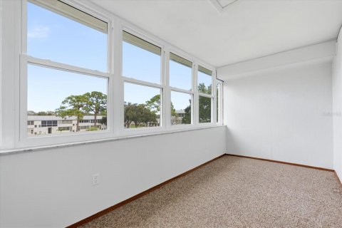 Condo in Saint Petersburg, Florida, 1 bedroom № 2222528 - photo 15