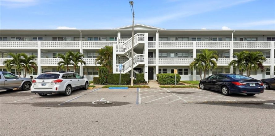 Condo in Saint Petersburg, Florida, 1 bedroom № 2222528