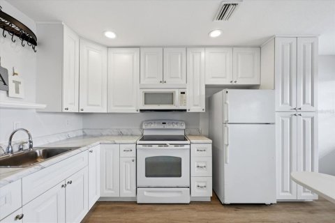 Condo in Saint Petersburg, Florida, 1 bedroom № 2222528 - photo 7