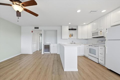 Condo in Saint Petersburg, Florida, 1 bedroom № 2222528 - photo 3