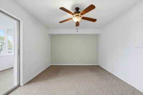 Condo in Saint Petersburg, Florida, 1 bedroom № 2222528 - photo 13