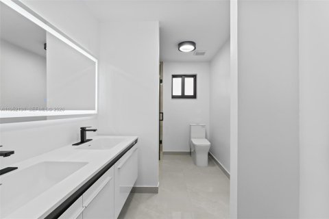 Casa en venta en Hialeah, Florida, 4 dormitorios, 185.34 m2 № 2006476 - foto 21