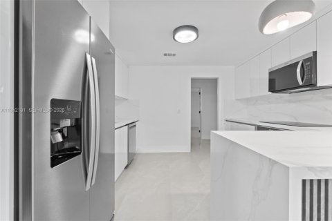Casa en venta en Hialeah, Florida, 4 dormitorios, 185.34 m2 № 2006476 - foto 9