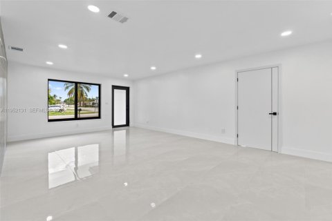 Casa en venta en Hialeah, Florida, 4 dormitorios, 185.34 m2 № 2006476 - foto 5