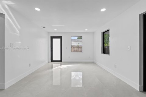 Casa en venta en Hialeah, Florida, 4 dormitorios, 185.34 m2 № 2006476 - foto 15