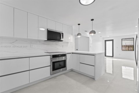 Casa en venta en Hialeah, Florida, 4 dormitorios, 185.34 m2 № 2006476 - foto 13