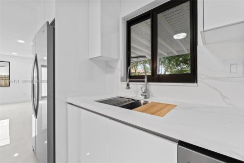 Casa en venta en Hialeah, Florida, 4 dormitorios, 185.34 m2 № 2006476 - foto 11