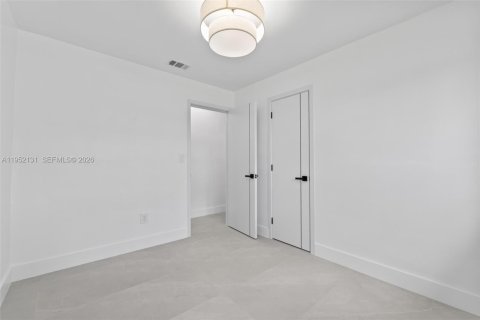 Casa en venta en Hialeah, Florida, 4 dormitorios, 185.34 m2 № 2006476 - foto 27