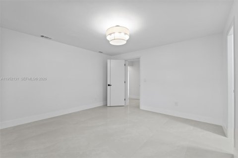 Casa en venta en Hialeah, Florida, 4 dormitorios, 185.34 m2 № 2006476 - foto 19